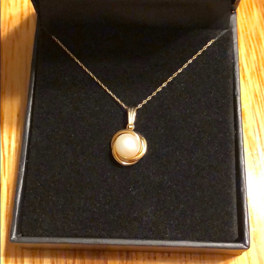 Bridge cultured pearl necklace